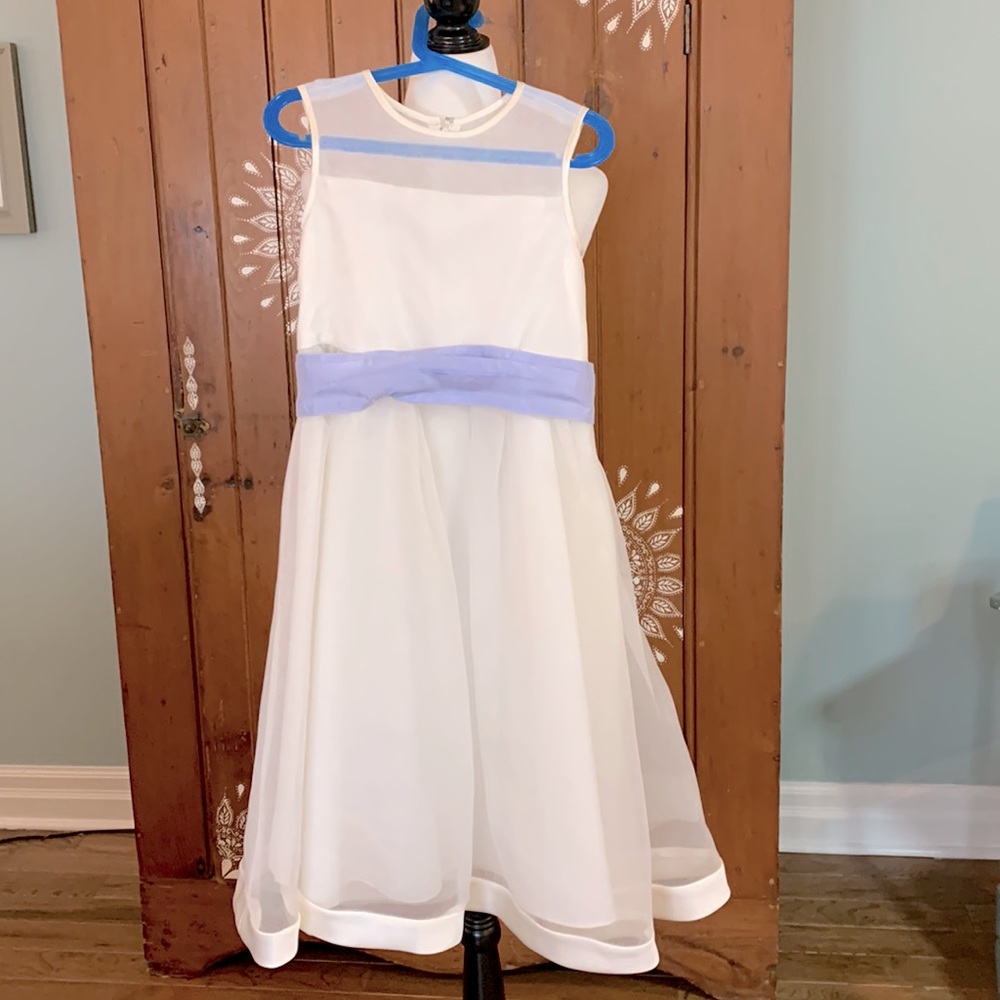 Adorable flower girl dress. Worn once.